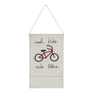 Lichte wandhanger met fietstekening, tekst en ophangkoord.