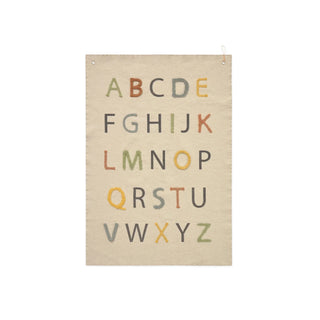 Naturel wanddecoratie met gekleurde alfabetletters.