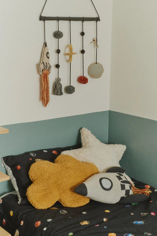 Wandhanger met planeten en raket boven een kinderbed.