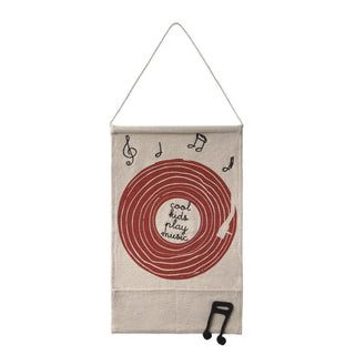 Wandhanger met een rode plaat en donkere muzieknoten.
