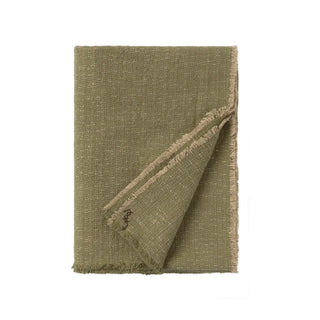 Gevouwen kakikleurige plaid met franjes.