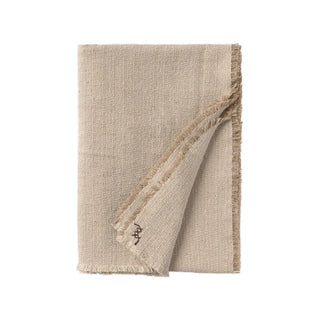 Gevouwen naturel plaid met franjes.