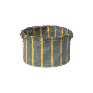Kleine opbergmand met blauwgroene en gele strepen.