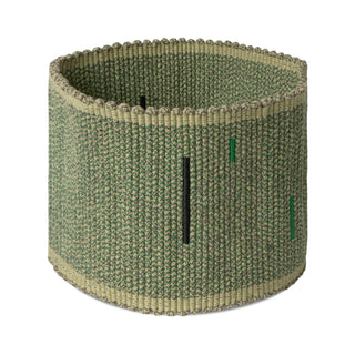Groene ronde Vertical-opbergmand met verticale donkere accentlijnen.