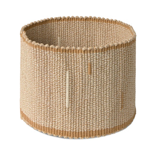Naturelkleurige ronde Vertical-opbergmand met okerkleurige verticale accentlijnen.