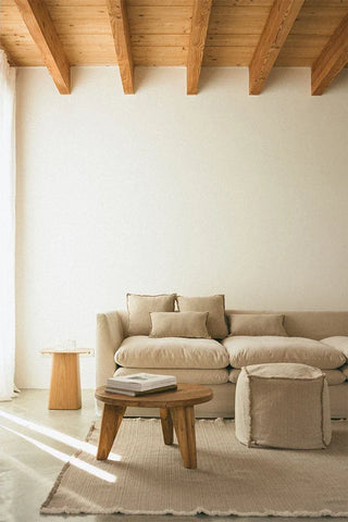 Lorena Canals Handloom Beige vloerkleed bij een lichte bank