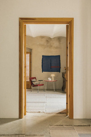 Lorena Canals Oaxaca vloerkleed in een interieur met houten deuropening