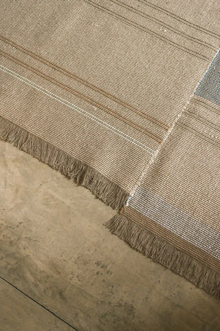 Detail van Oaxaca-vloerkleed met strepen en franjes.