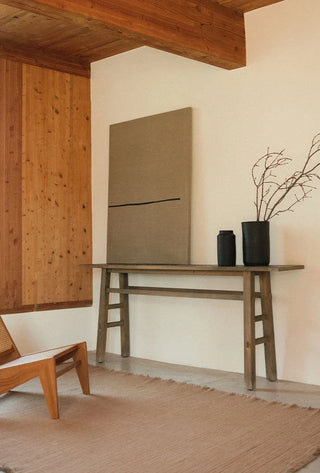 Lorena Canals Handloom Ochre vloerkleed bij een sidetable