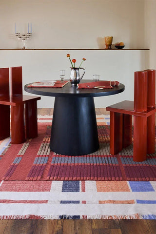 Lorena Canals Columns Sienna vloerkleed onder een ronde eettafel