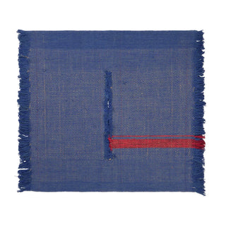 Blauwe Casa Gilardi-wandhanger met rode lijn en franjes op witte achtergrond.
