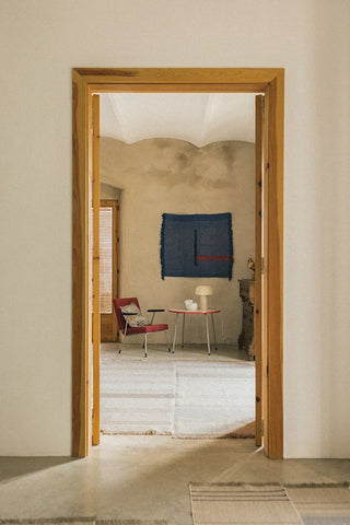 Casa Gilardi-wandhanger in een kamer achter een doorgang.