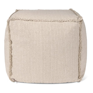 Handloom-poef in beige met franjerand op witte achtergrond.