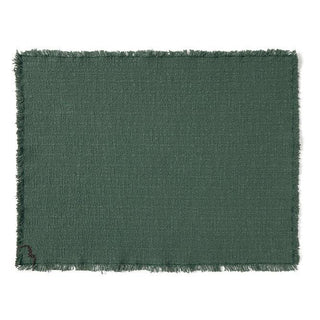 Handloom-placemat in donkergroen met korte franjerand op witte achtergrond. Eén exemplaar uit de set.