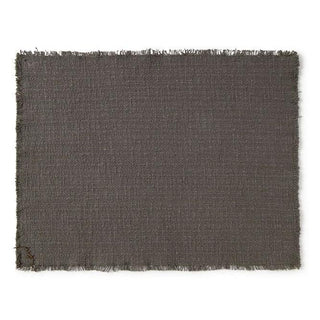 Handloom-placemat in donkergrijs met korte franjerand op witte achtergrond. Eén exemplaar uit de set.