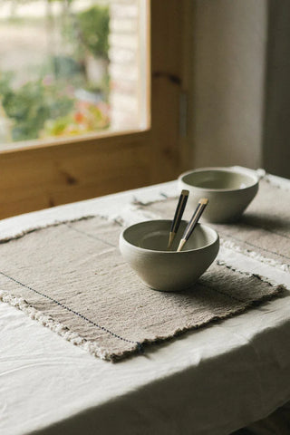 Lorena Canals Juarez placemats met kommen op tafel