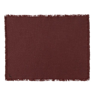 Handloom-placemat in marsala met korte franjerand op witte achtergrond. Eén exemplaar uit de set; één exemplaar uit de set.