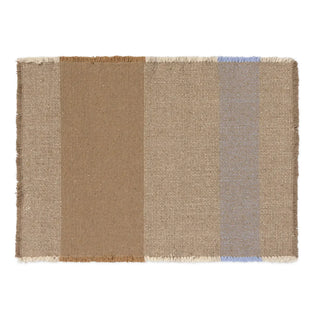 Eén La Merced-placemat uit de set van 2, met brede banen in natuurlijke en blauwgrijze tinten; één exemplaar uit de set.