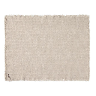 Handloom-placemat in naturel met korte franjerand op witte achtergrond. Eén exemplaar uit de set; één exemplaar uit de set.