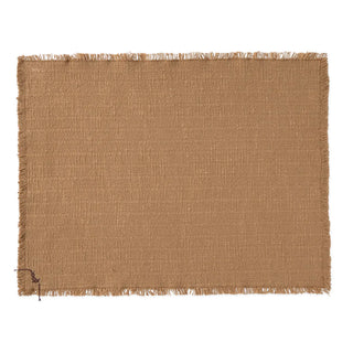 Handloom-placemat in oker met korte franjerand op witte achtergrond. Eén exemplaar uit de set; één exemplaar uit de set.