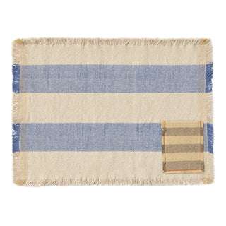 Blauw gestreepte placemat met een bruin gestreept vakje.