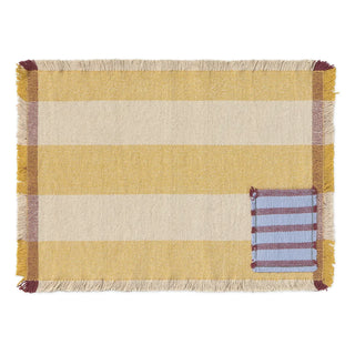 Geel gestreepte placemat met een blauw-bordeaux gestreept vakje.
