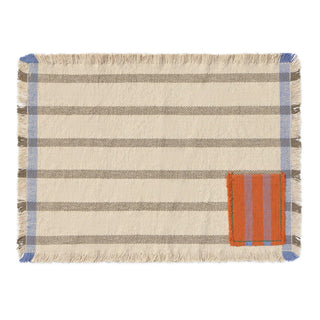 Lichte placemat met bruine lijnen en een oranje-blauw gestreept vakje.