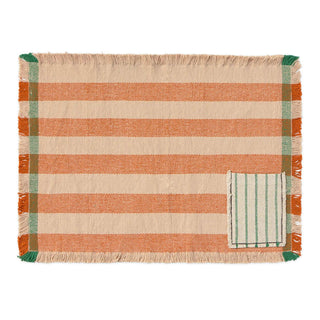 Oranje en licht gestreepte placemat met een groen gestreept vakje.