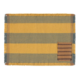 Geel en blauwgroen gestreepte placemat met een bruin vakje.