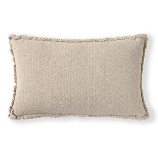 Rechthoekig Handloom-kussen in beige met franjerand op witte achtergrond.