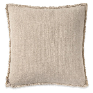Handloom-kussen in beige met franjerand op witte achtergrond.
