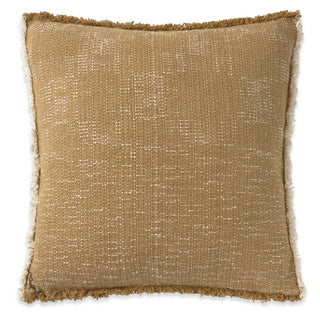 Handloom-kussen in oker met franjerand op witte achtergrond.