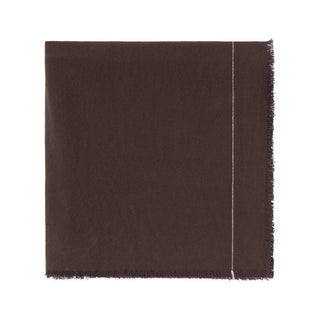 Gevouwen donkerbruin Handloom-tafelkleed met franjes op witte achtergrond.