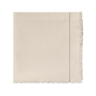 Gevouwen naturel Handloom-tafelkleed met franjes op witte achtergrond.