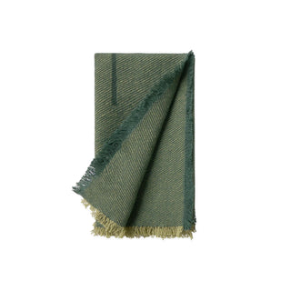 Opgevouwen Vertical-servet in groen met franjes; één servet uit de set; één exemplaar uit de set.