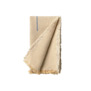 Opgevouwen Vertical-servet in naturel met franjes; één servet uit de set; één exemplaar uit de set.