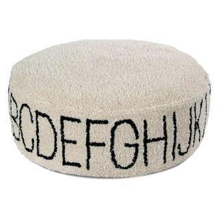 Ronde naturel ABC-poef met zwarte alfabetletters rondom de zijkant.