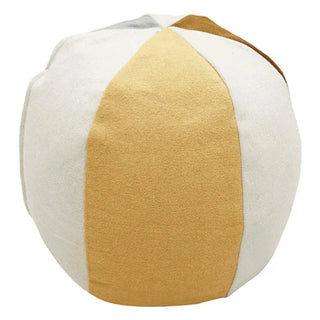 Ball-poef met gekleurde banen op een neutrale achtergrond.