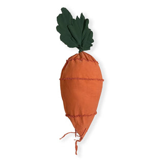 Oranje Cathy-wortelzitzak met groen blad en onderaan koordjes. Op een witte achtergrond.