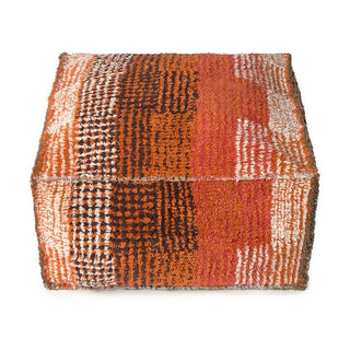 Vierkante City Maple Red-poef met oranjerode, donkere en naturel kleurbanen.