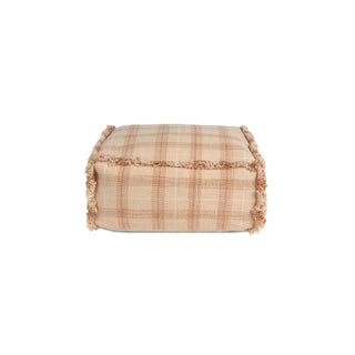 Handloom-poef met roze ruitpatroon en franjes op een neutrale achtergrond.