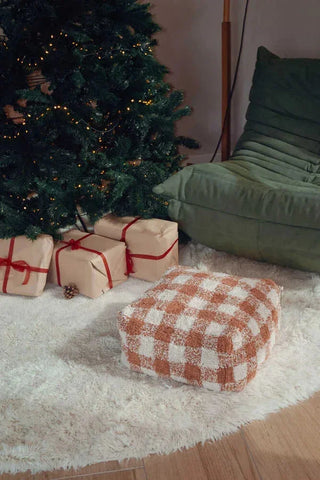Toffeekleurige Vichy-poef bij een kerstboom.