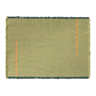 Vertical-placemat in matchagroen met franjes en verticale lijnen; één exemplaar uit de set; één exemplaar uit de set.