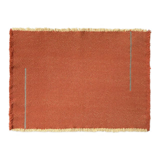 Vertical-placemat in terracottarood met franjes en verticale lijnen; één exemplaar uit de set; één exemplaar uit de set.