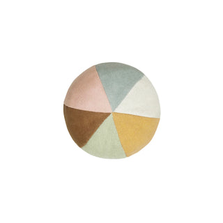 Rond Ball-kussen met gekleurde vlakken op een neutrale achtergrond.