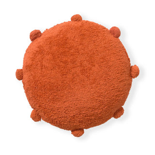 Terracottakleurig rond Bubbly-vloerkussen met bolletjesrand op witte achtergrond.