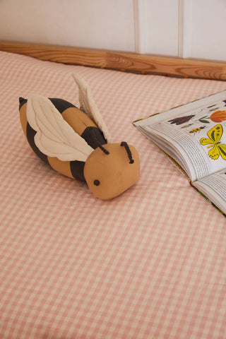 Bijenkussen op een bed.