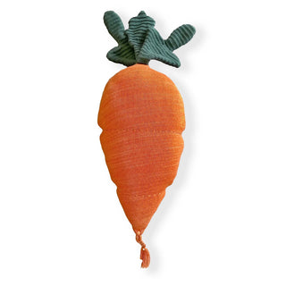 Gebreid oranje wortelkussen met groen loof.