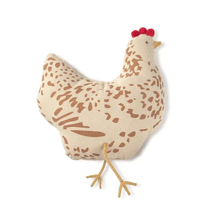 Kippenvormig kussen met losse pootjes op witte achtergrond.
