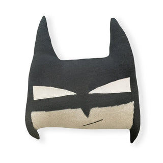 Donker gebreid maskerkussen met lichte ogen en snuit.